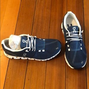 NWT On Cloud Sneaker Navy/white size 8